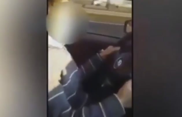 VIDEO: Padre irresponsable le enseña a manejar a su hijo de 12 años en la autopista