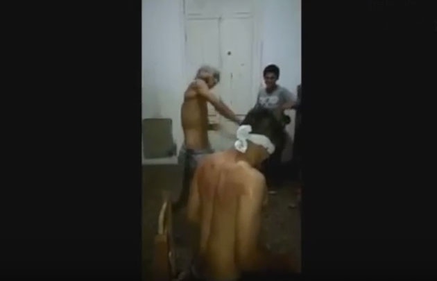 Los menores sufrieron azotes como ''rito de iniciación''.