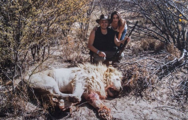 Polémicas fotos de Vannucci y Garfunkel cazando animales.