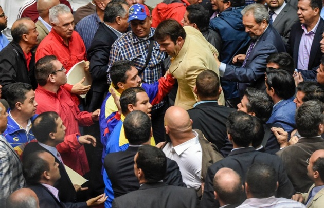 Diputados opositores discuten con representantes de Maduro en la Asamblea Nacional.