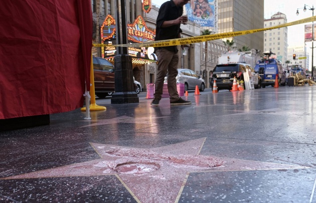 Destrozaron la estrella de Donald Trump en el Paseo de la Fama en Hollywood (AP).