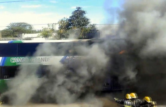 El incendio empezó en la parte del motor y luego se extendió a todo el vehículo.
