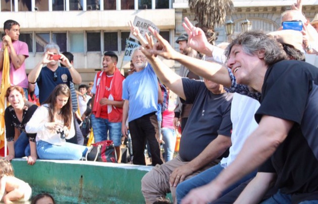 Boudou metió las ''patas'' en en la fuente de Plaza de Mayo.