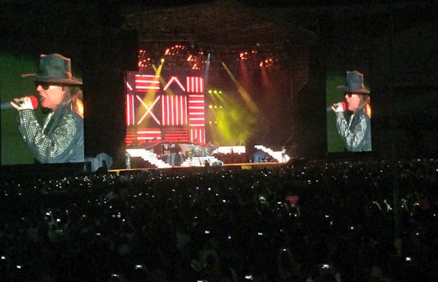 El show contó con una imponente escenografía, pantallas y fuegos artificiales.