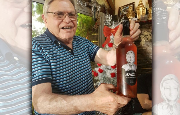 Rony Vargas con el vino medalla de oro.