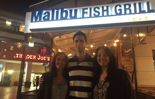 La productora María Argos, el corresponsal de Agencia EFE, Antonio Martín, y Cynthia.