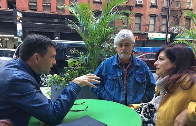Pablo Rossi entrevista a una pareja de latinos en Nueva York. 