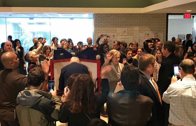 Hillary al votar en Chappaqua.