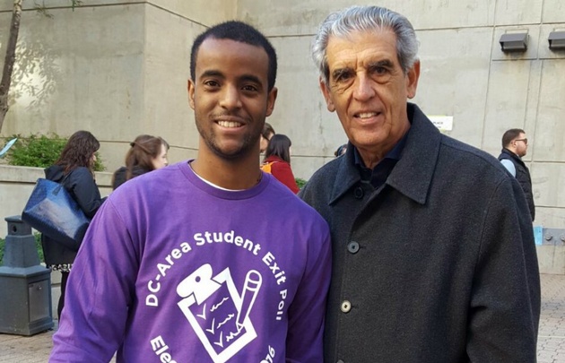 Estudiante de Ciencias Politicas haciendo boca de urnas en Arlington.