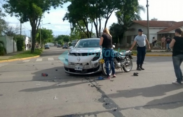 Así quedó el auto del juez y la moto (Foto: Rafaela Noticias). 