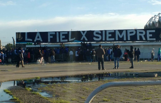 Largas colas de los hinchas de Talleres en el Kempes.
