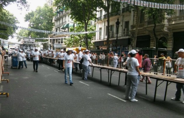 Preparan la pizza más larga de Buenos Aires