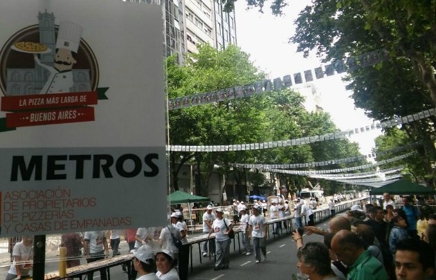 Preparan la pizza más larga de Buenos Aires
