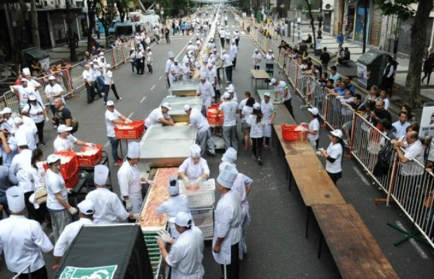 Preparan la pizza más larga de Buenos Aires