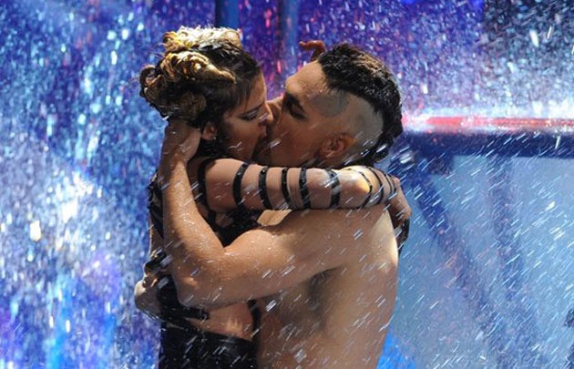 El apasionado beso de María del Cerro.