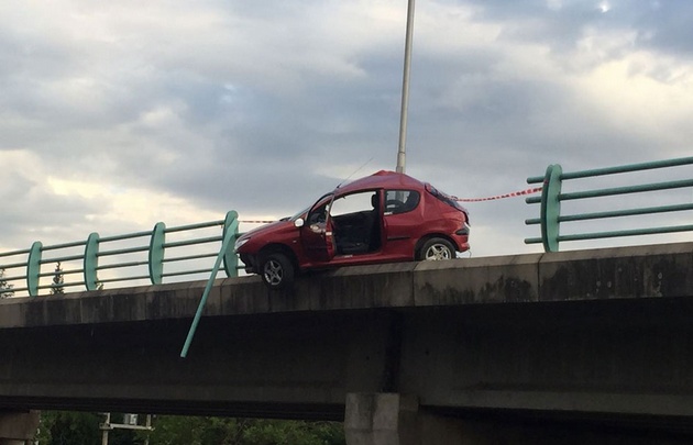 Por poco el auto no termina en el lecho del río.