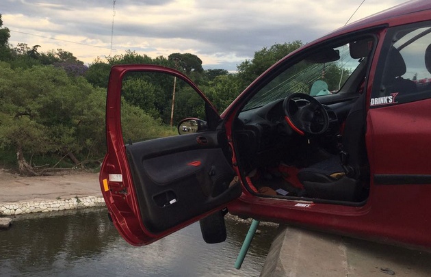 El conductor debió salir por la puerta del acompañante. 