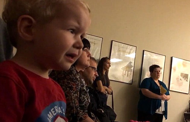 Nene llora al escuchar una sonata por primera vez