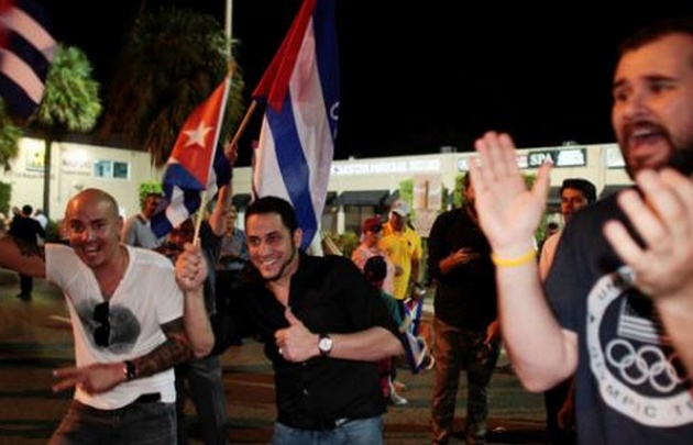Cubanos en Miami festejan la muerte de Fidel.