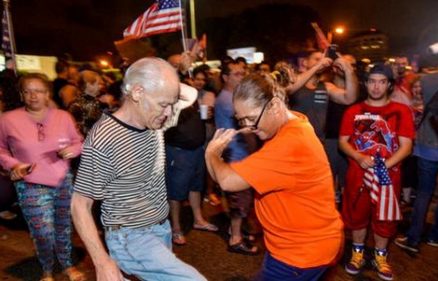 Cubanos en Miami festejan la muerte de Fidel.