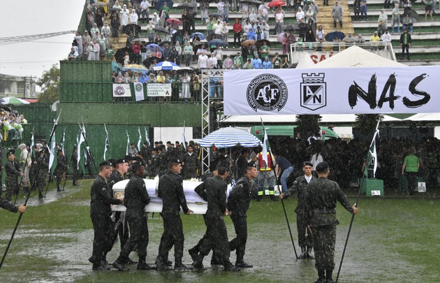 Despiden en el estadio del Chapecoense a las víctimas de la tragedia aérea.