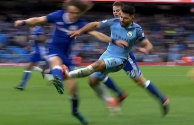 "El Kun" fue expulsado luego de la falta el sábado en la derrota ante Chelsea.