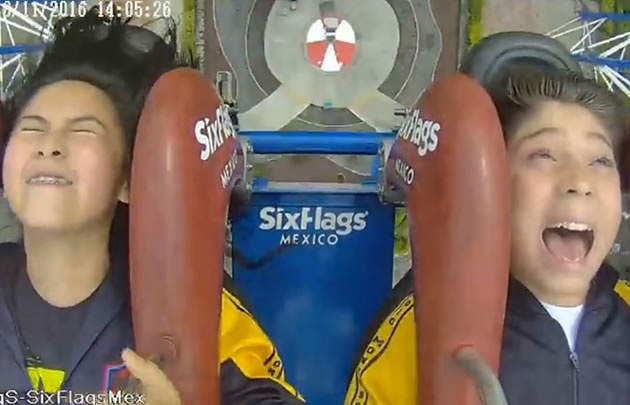 Se desmaya cuatro veces en la montaña rusa
