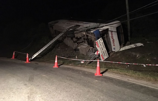 Así quedó el colectivo en la ladera de la montaña. 