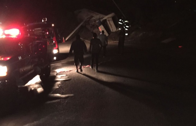 Así quedó el colectivo en la ladera de la montaña. 