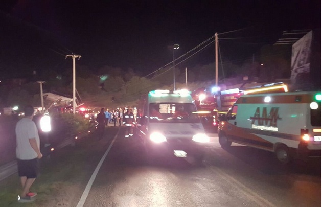 Varias ambulancias trasladaron a los niños heridos.