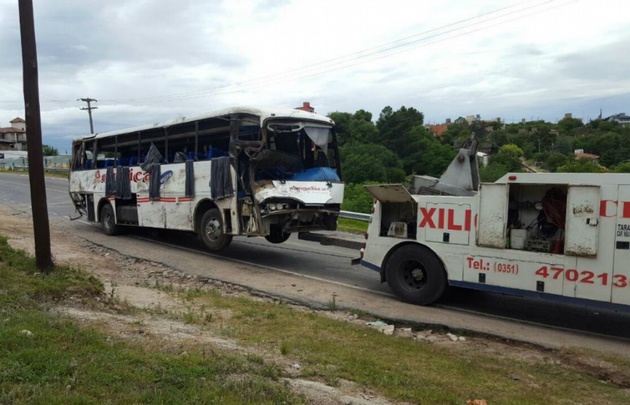 El colectivo es removido del lugar del accidente.