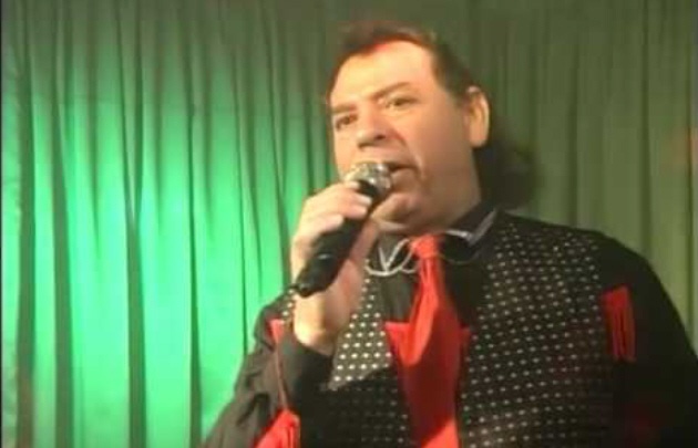 Fabián Show se hizo conocido por su manera histriónica de bailar y cantar.