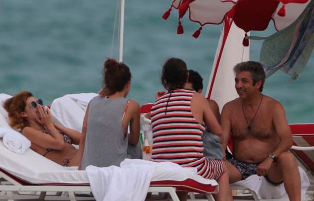 La pareja disfrutando una tarde de playa en familia.