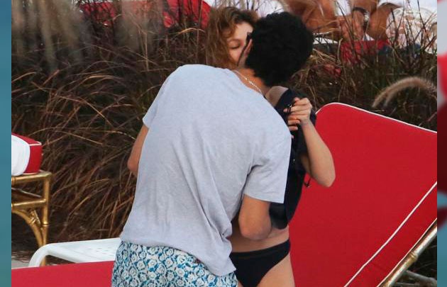 Los actores se mostraron muy acaramelados.