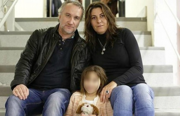 Los padres están acusados de los delitos de exhibicionismo y explotación de la menor.