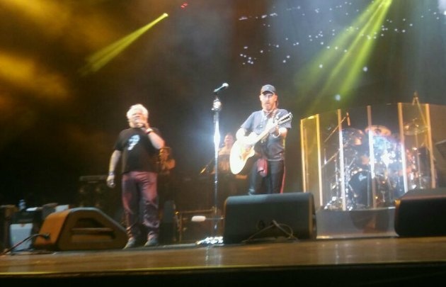 Víctor Heredia y ''Rolo'' Sartorio, en plena versión de ''Sobreviviendo''.