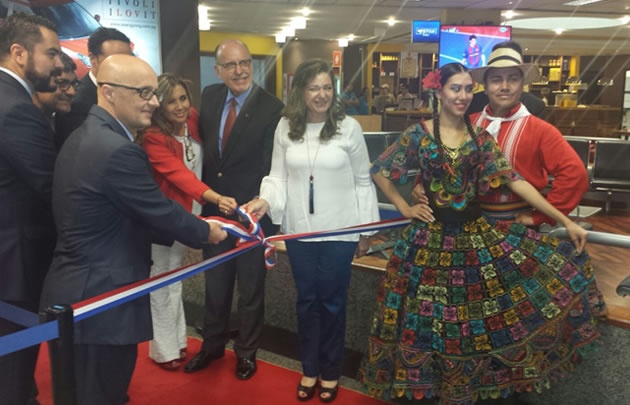 El subdirector de Air Europa, Richard Clark, presentó el vuelo inaugural desde Madrid
