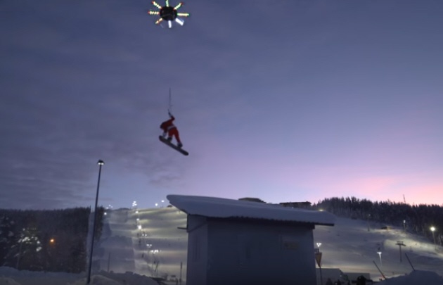 Un youtuber creó un drone que lo hacer volar.