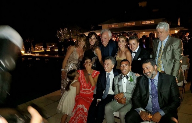 Tévez, en su casamiento junto a Macri, Juliana Awada y Antonia.