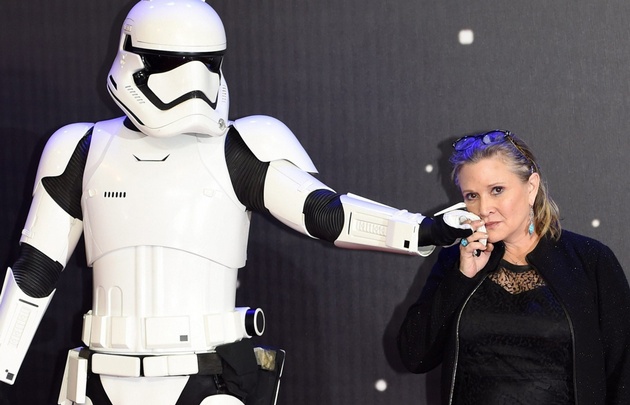 Fisher con un Stormtrooper en la alfombra roja de "El Despertar de la Fuerza"