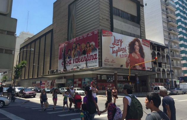 La lluvia y el viento destruyó la marquesina del teatro Atlas de Mar del Plata.