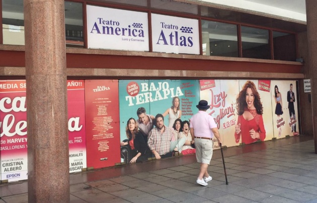 La lluvia y el viento destruyó la marquesina del teatro Atlas de Mar del Plata.