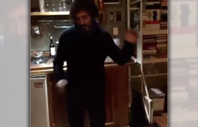 Con un look casual, el actor mostró su lado más alegre.