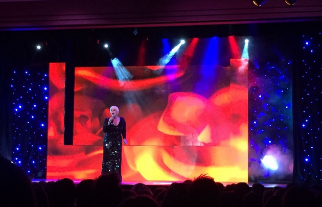 “La Gran Revista de Carmen” se realiza de miércoles a domingos en el Teatro Melos.