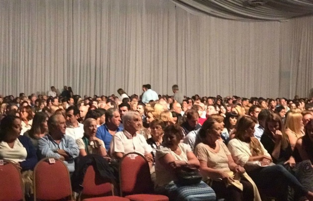 Gran marco de público en el show de Dady en el Conrad.