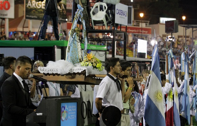 Nicolás Tottis (izq) acompañó a la Virgen de Luján.