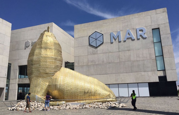 Cubierto de envoltorios de alfajores, el lobo marino es una obra de Marta Minujin.