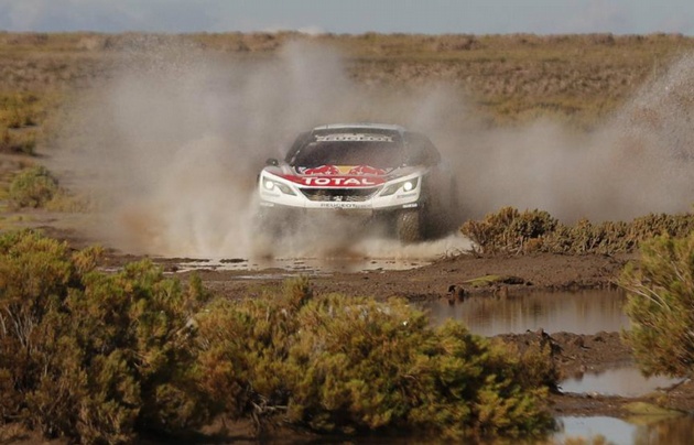 Loeb voló en la octava etapa y es líder en la general.