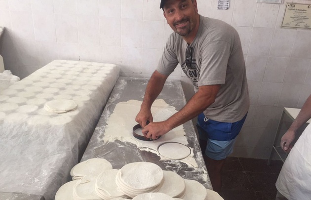 Juan Pablo Viola, amasando empanadas en Miramar.