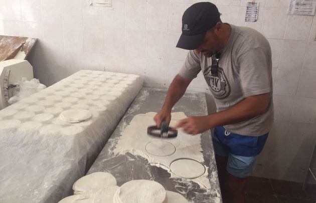 Juan Pablo Viola, amasando empanadas en Miramar.